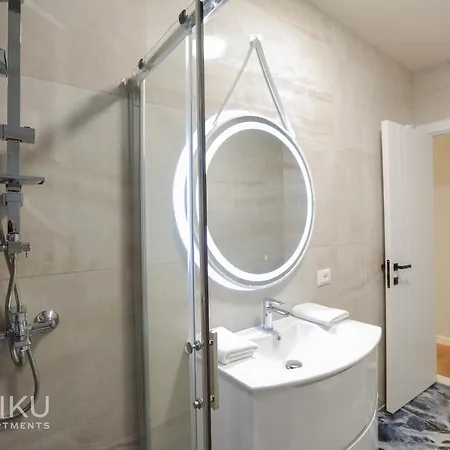 Miku - Lux 2bd At City Center Apartment
